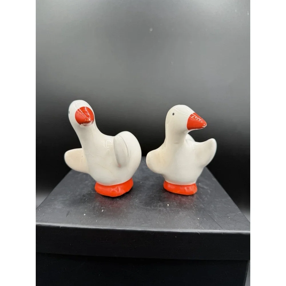 Vintage Hugging Geese Salt & Pepper Shakers 🪿🤍 Ceramic Farmhouse Kitchen Decor